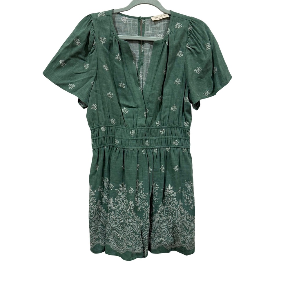 Doe and Rae Green Floral Paisley Smocked Waist Romper Small V-Neck Short Sleeve